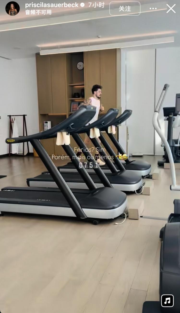 太阳报：福登现身乡村酒吧，与球迷一起观看英格兰vs墨西哥